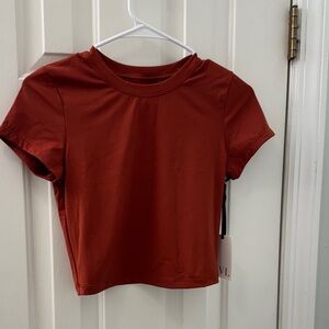 IVL slim fit cropped tee. Brick red. M. NWT